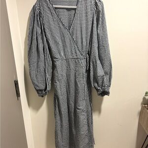 Beautiful like new oak and fort gingham dress. Size large. In perfect condition.